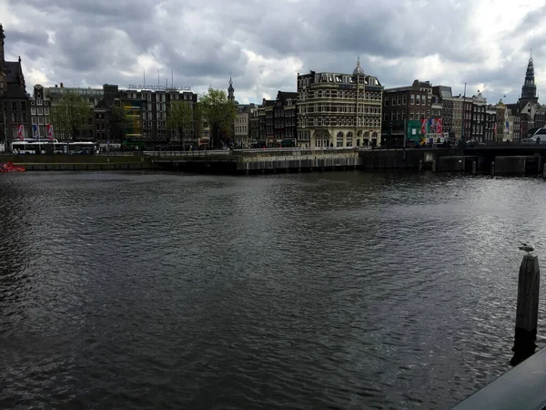 Pohled Řeku Městě Oblačného Dne Amsterdam Severní Holandsko Nizozemsko — Stock fotografie