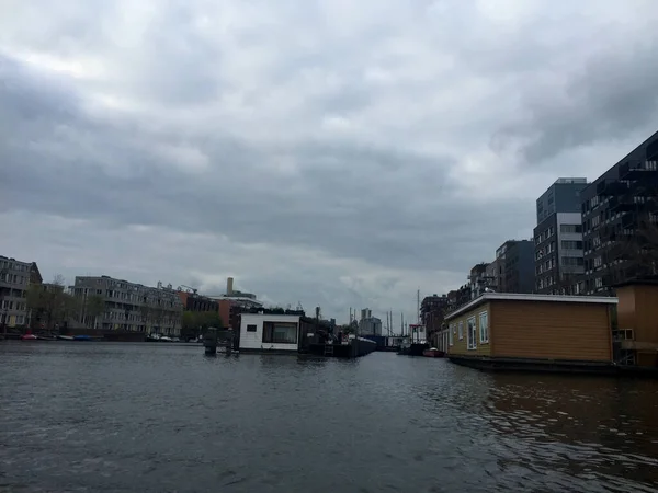 Widok Rzekę Mieście Pochmurny Dzień Amsterdam Holandia Północna Holandia — Zdjęcie stockowe