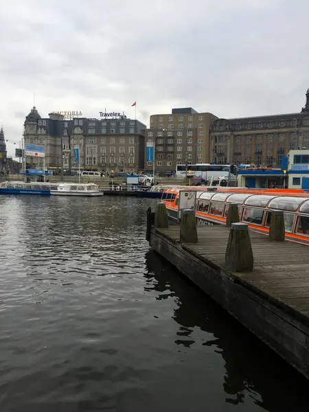 Pohled Řeku Městě Oblačného Dne Amsterdam Severní Holandsko Nizozemsko — Stock fotografie