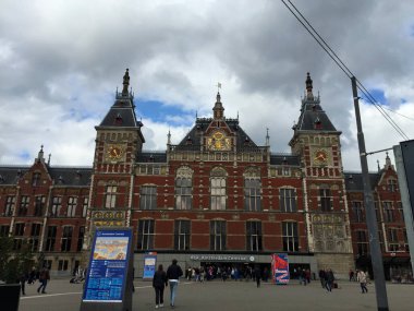 Amsterdam Centraal İstasyonu, Hollanda, Kuzey Hollanda 'daki ana tren istasyonu.
