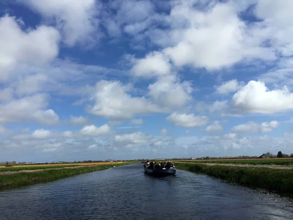 Barco Río Cerca Del Lago Flores Contra Cielo Azul Día — Foto de Stock