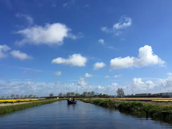 Boot Auf Dem Fluss Der Nähe Des Sees Und Blumen — Stockfoto