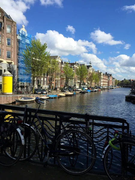 荷兰北荷兰阿姆斯特丹蓝天下的运河景观 — 图库照片