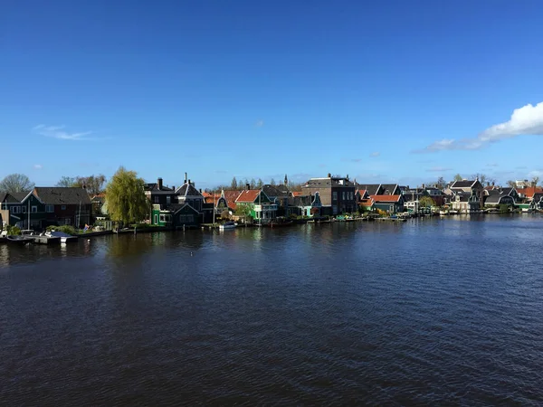 オランダ 北オランダ ザーンセ スカンスの青い空の海岸近くの都市の風景 — ストック写真