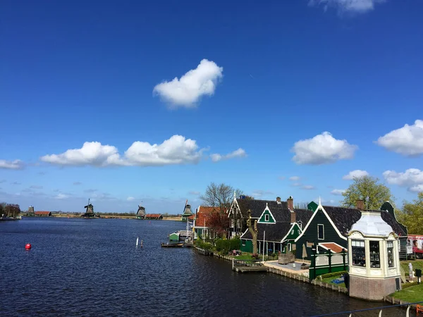 オランダ 北オランダ ザーンセ スカンスの青い空の海岸近くの都市の風景 — ストック写真