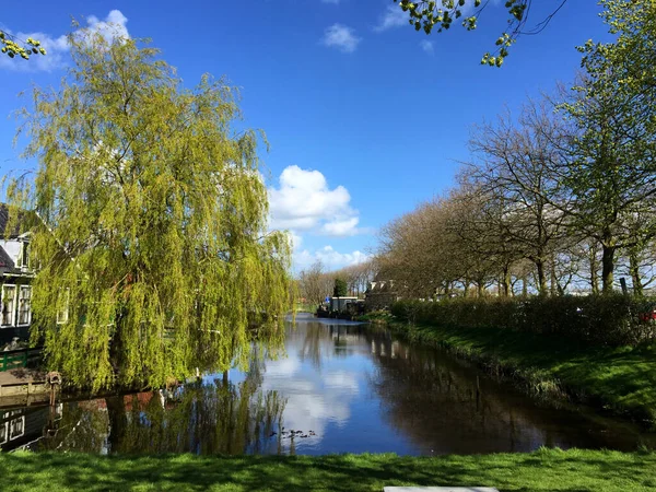 オランダ 北オランダ ザーンセ スカンスの青い空に対する村と川の風景 — ストック写真
