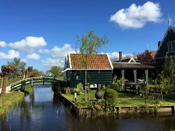 Krajobraz Wioską Rzeką Przeciwko Błękitnemu Niebu Zaanse Schans Holandia Północna — Zdjęcie stockowe