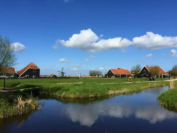 オランダ 北オランダ ザーンセ スカンスの青い空に対する村と川の風景 — ストック写真