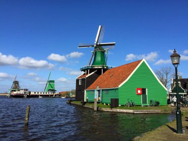 Hollanda 'nın kuzeyinde, Zaanse Schans, Hollanda' da, deniz kıyısında tarihi yel değirmenleri
