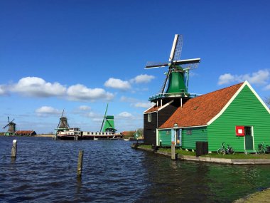 Hollanda 'nın kuzeyinde, Zaanse Schans, Hollanda' da, deniz kıyısında tarihi yel değirmenleri