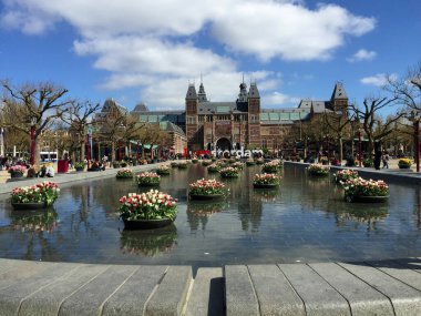 Hollanda Ulusal Müzesi Amsterdam, Hollanda 'daki Müze Meydanı' nda mavi gökyüzü
