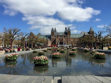 Hollanda Ulusal Müzesi Amsterdam, Hollanda 'daki Müze Meydanı' nda mavi gökyüzü