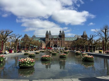 Hollanda Ulusal Müzesi Amsterdam, Hollanda 'daki Müze Meydanı' nda mavi gökyüzü