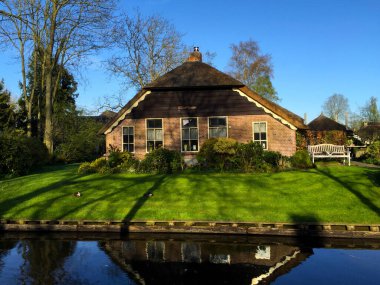 Hollanda 'daki Giethoorn köyünün manzarası