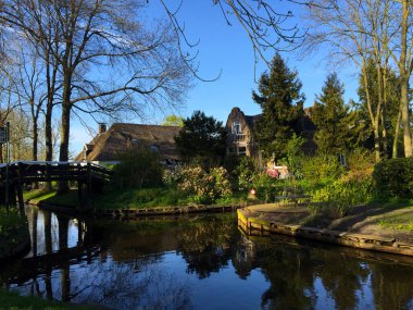 Hollanda 'daki Giethoorn köyünün manzarası