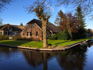 Hollanda 'daki Giethoorn köyünün manzarası