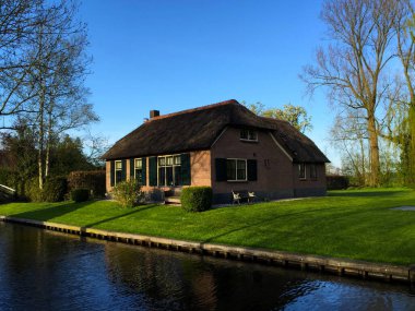 Hollanda 'daki Giethoorn köyünün manzarası