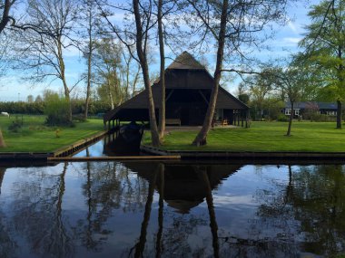 Hollanda 'daki Giethoorn köyünün manzarası