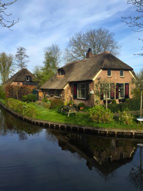 Hollanda 'daki Giethoorn köyünün manzarası