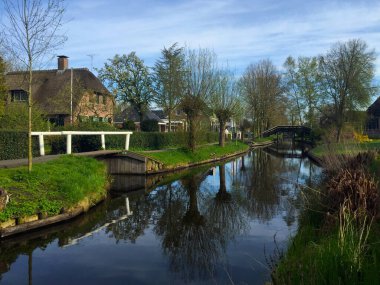 Hollanda 'daki Giethoorn köyünün manzarası