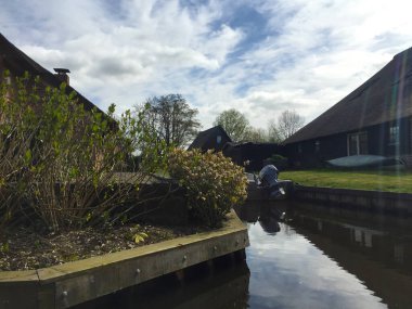 Hollanda 'daki Giethoorn köyünün manzarası