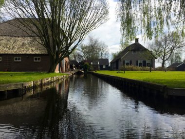 Hollanda 'daki Giethoorn köyünün manzarası