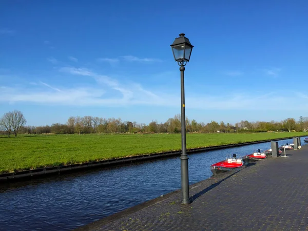 Łódź Rzece Pobliżu Łąki Błękitnym Niebem Wiosce Giethoorn Holandia — Zdjęcie stockowe