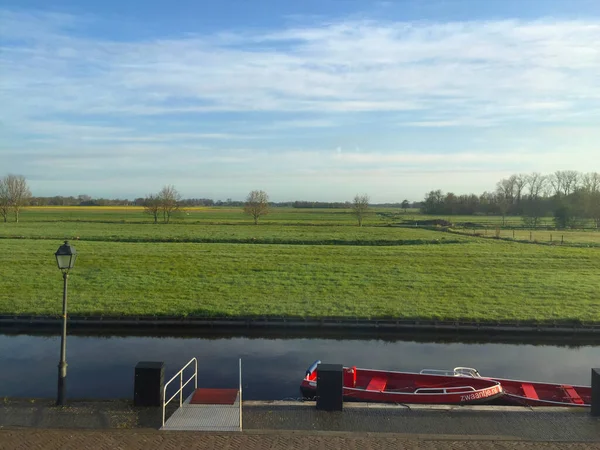 Barco Río Cerca Del Prado Contra Cielo Azul Pueblo Giethoorn —  Fotos de Stock