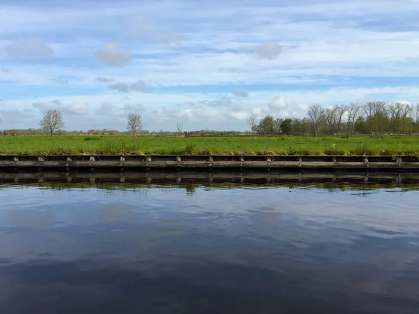 荷兰吉多霍恩村草坪附近的河流与蓝天的对比 — 图库照片
