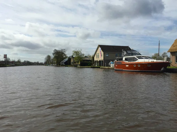 オランダ ギートーン村の川と空の風景 — ストック写真