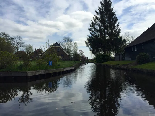 Τοπίο Ποτάμι Και Ουρανό Στο Χωριό Giethoorn Ολλανδία — Φωτογραφία Αρχείου