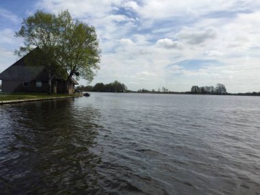 Hollanda 'nın Giethoorn köyünde nehir ve gökyüzü manzarası