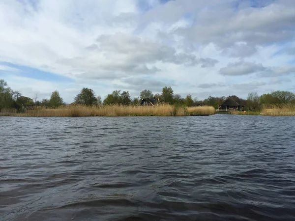 Hollanda 'nın Giethoorn köyünde nehir ve gökyüzü manzarası