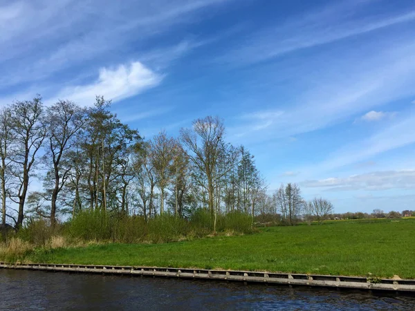 Rivier Bij Weide Tegen Blauwe Lucht Het Dorp Giethoorn Nederland — Stockfoto