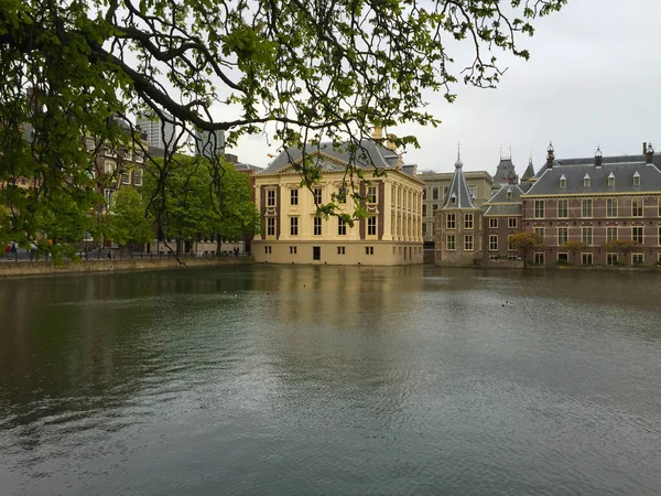 海牙的Binnenhof和荷兰海牙市中心的Hofvijver酒店 — 图库照片