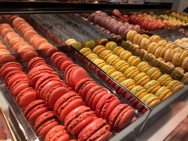 Dükkanda tatlı satışı, Kralın Galerisi, Brüksel, Belçika 'da Royal Saint-Hubert Galerileri.