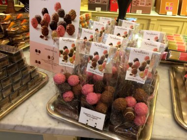 Dükkanda tatlı satışı, Kralın Galerisi, Brüksel, Belçika 'da Royal Saint-Hubert Galerileri.