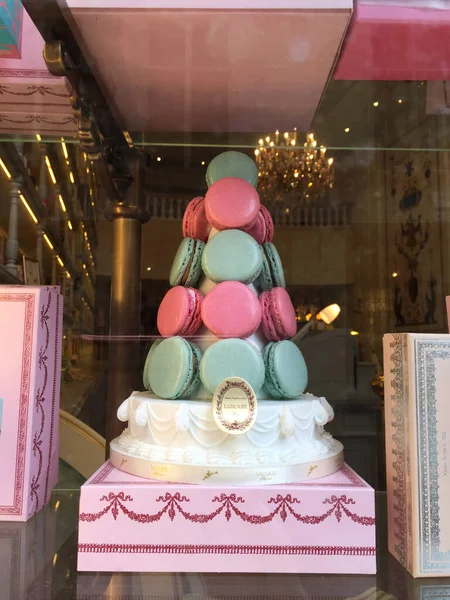 Dükkanda tatlı satışı, Kralın Galerisi, Brüksel, Belçika 'da Royal Saint-Hubert Galerileri.