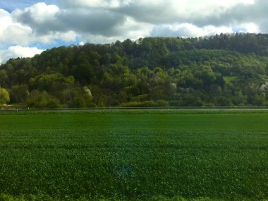 Almanya 'da yeşil çimenli ve gökyüzü