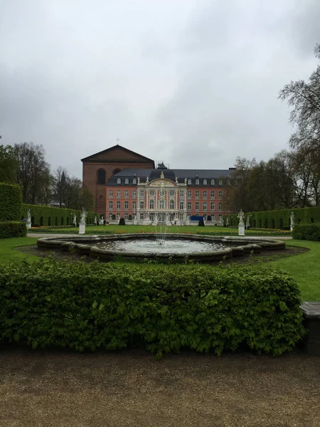 Het Keurvorstenpaleis Met Tuin Grote Vijver Trier Duitsland — Stockfoto