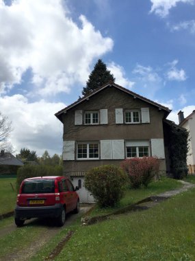 Lüksemburg 'daki mavi gökyüzüne karşı dağlarda bir ev.