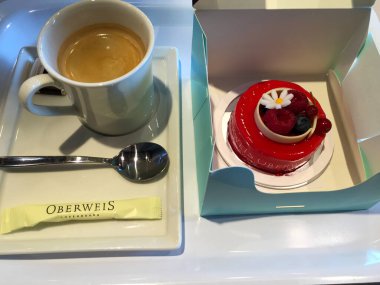 Lüksemburg 'da bir fincan kahve ve kek.