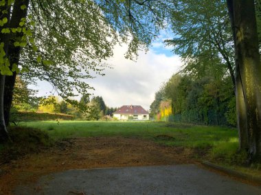 Lüksemburg 'daki mavi gökyüzüne karşı dağlarda bir ev.