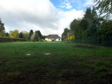 Lüksemburg 'daki mavi gökyüzüne karşı dağlarda bir ev.