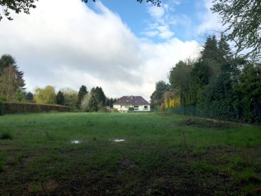 Lüksemburg 'daki mavi gökyüzüne karşı dağlarda bir ev.