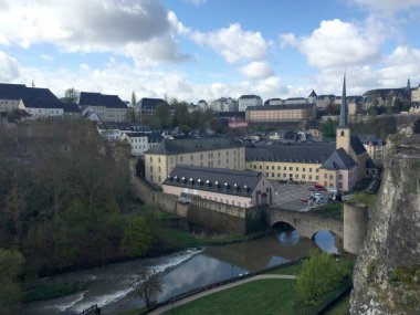 Lüksemburg şehrinin silueti Grund mahallesinde görülüyor.