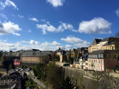 Lüksemburg şehrinin silueti Grund mahallesinde görülüyor.
