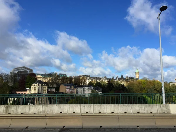 Straatbeeld Tegen Blauwe Lucht Luxemburg Stad — Stockfoto