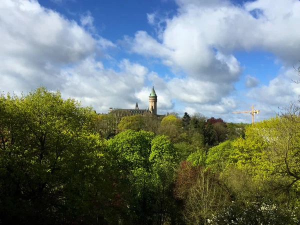 Iglesia Las Montañas Contra Cielo Azul Ciudad Luxemburgo —  Fotos de Stock