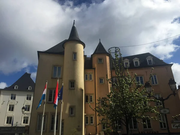 Straatbeeld Tegen Blauwe Lucht Luxemburg Stad — Stockfoto